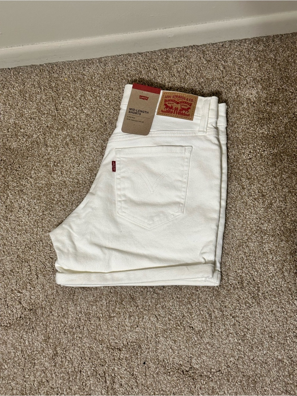 NWT Levi's White Mid-Length Shorts